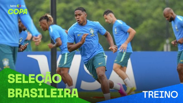 Jogadores realizam treino em campo na preparação para jogo contra Noruega