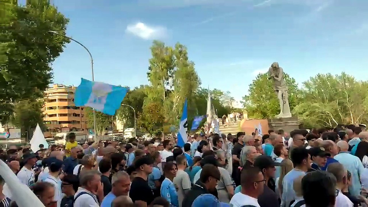 Lazio, i tifosi a Ponte Milvio: a breve la partenza del corteo contro Lotito - VIDEO