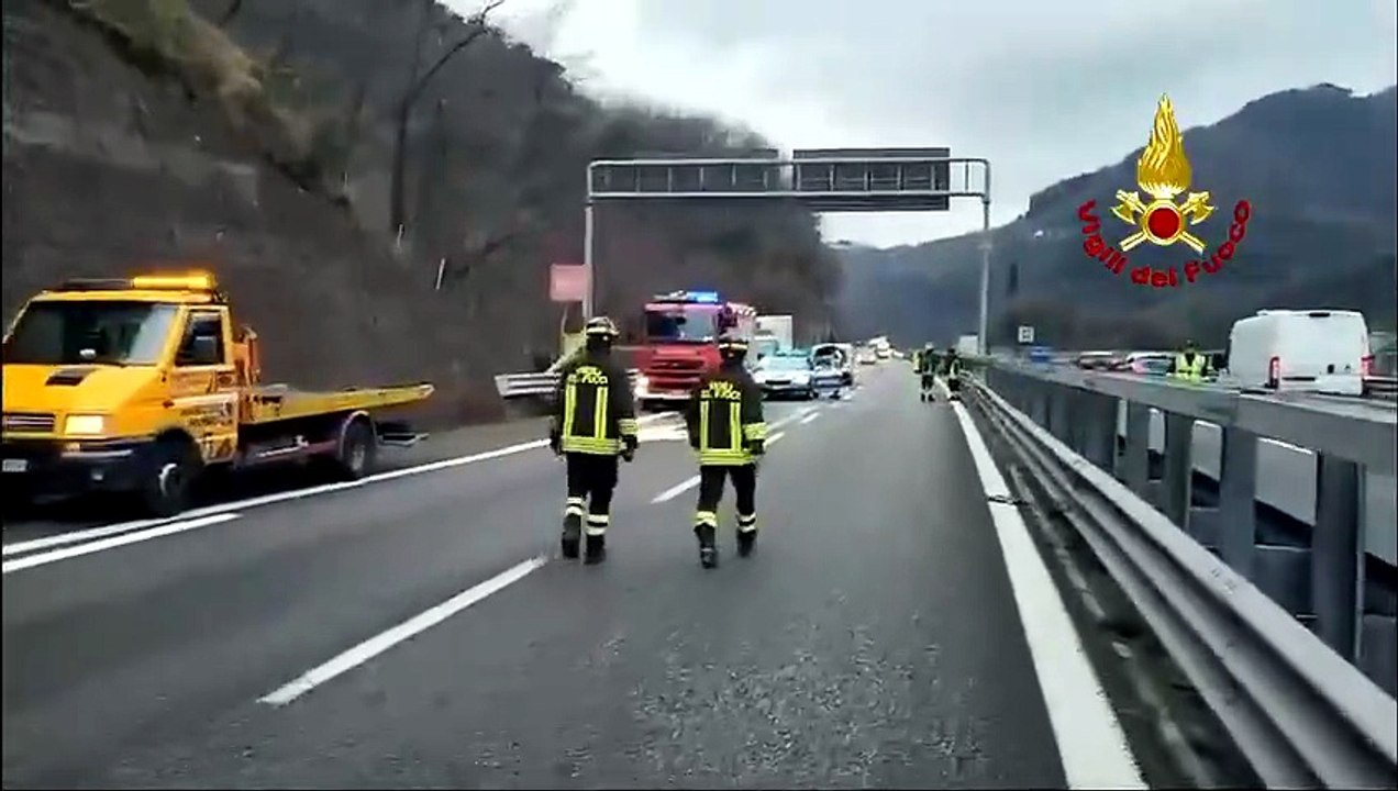 VIDEO | Maxi tamponamento sull'A12 tra Rapallo e Chiavari, un morto e feriti: autostrada chiusa
