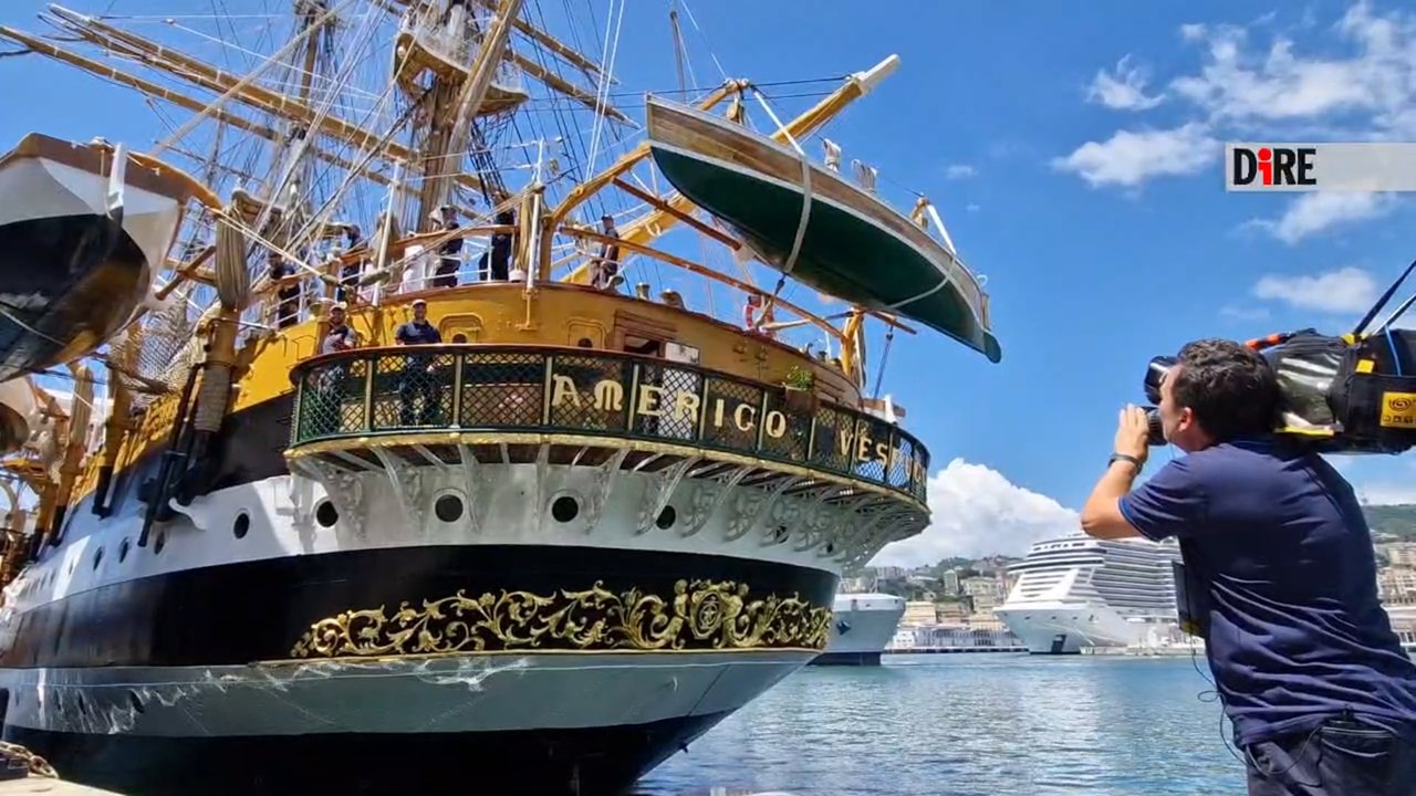 Le sirene del porto di Genova salutano l'Amerigo Vespucci