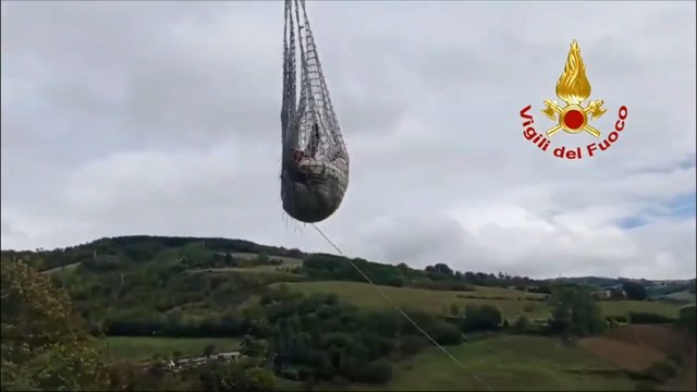 Mucca salvata con l'elicottero dopo la caduta in un dirupo: il video dei Vigili del fuoco