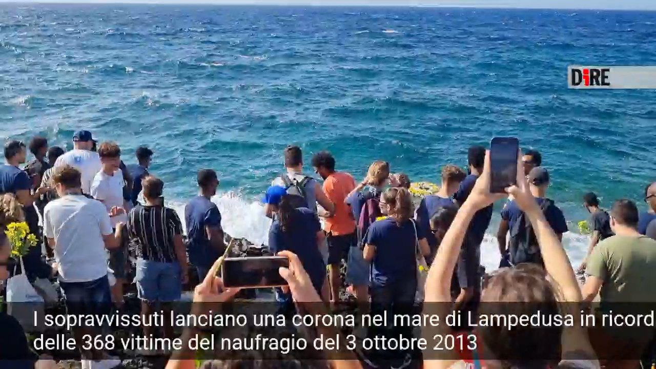 A Lampedusa il mare si riempie di fiori per ricordare la strage del 2013