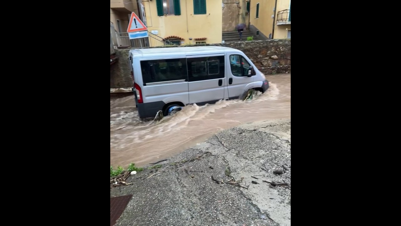 Maltempo all'isola d'Elba, le strade a Rio Marina diventano fiumi