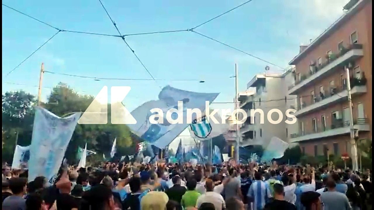 Lazio, migliaia di tifosi al corteo contro Lotito tra cori e fumogeni - Video