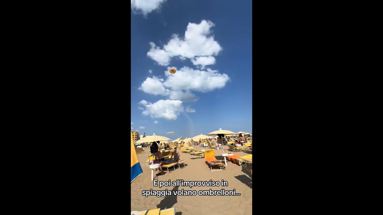 Vento forte, gli ombrelloni volano in cielo a Jesolo