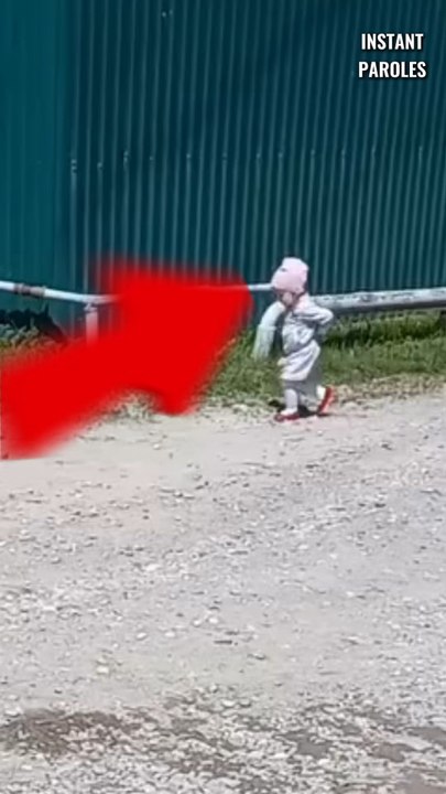 Cette petite fille imite sa grand-mère lors de cette marche