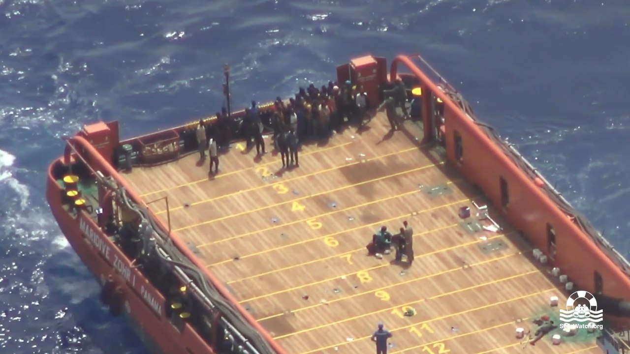 Migranti presi a bastonate dalla guardia costiera libica