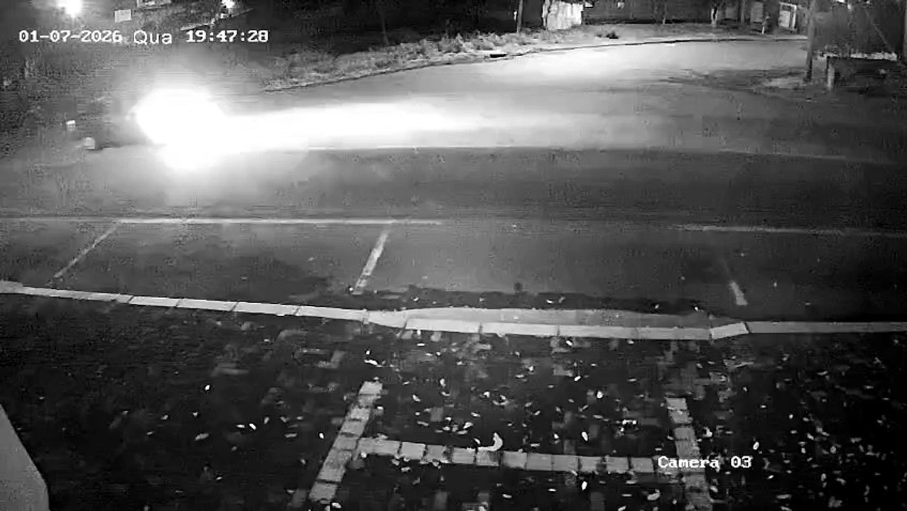 Câmera flagra acidente grave entre carro e bicicleta que deixou duas crianças feridas