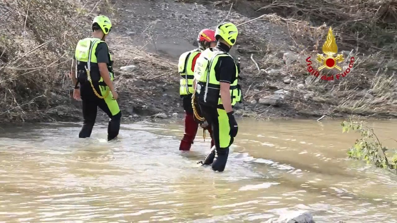 Ricerche lungo il greto del fiume per trovare il neonato e la nonna dispersi a Montecatini Val di Cecina