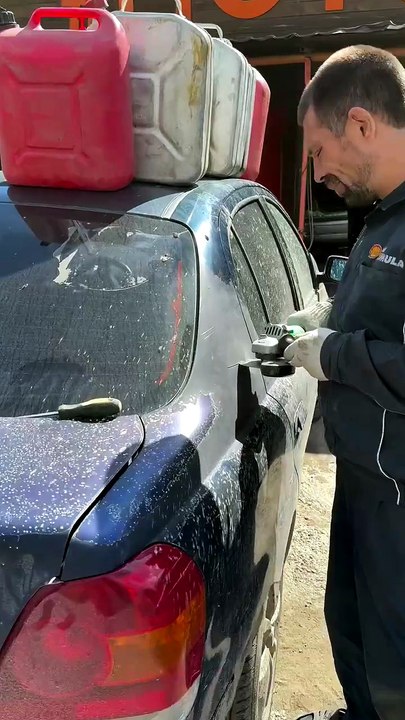 En Russie, un conducteur triche à la pompe avec une fausse trappe à essence