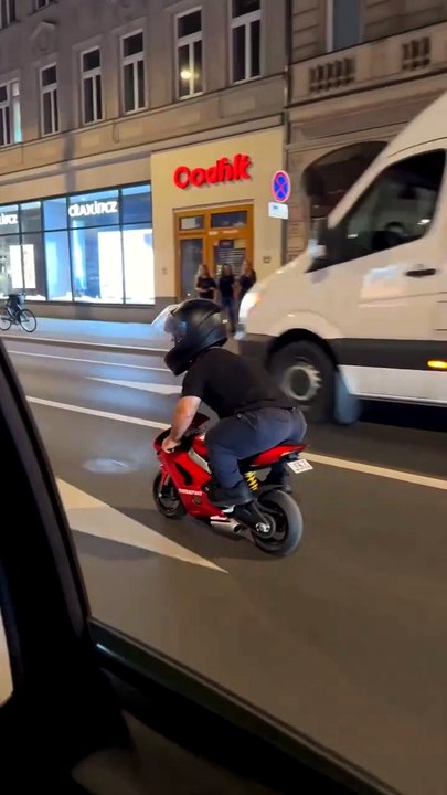 Pocket Bike, Giant Crash_Tiny Ambulance