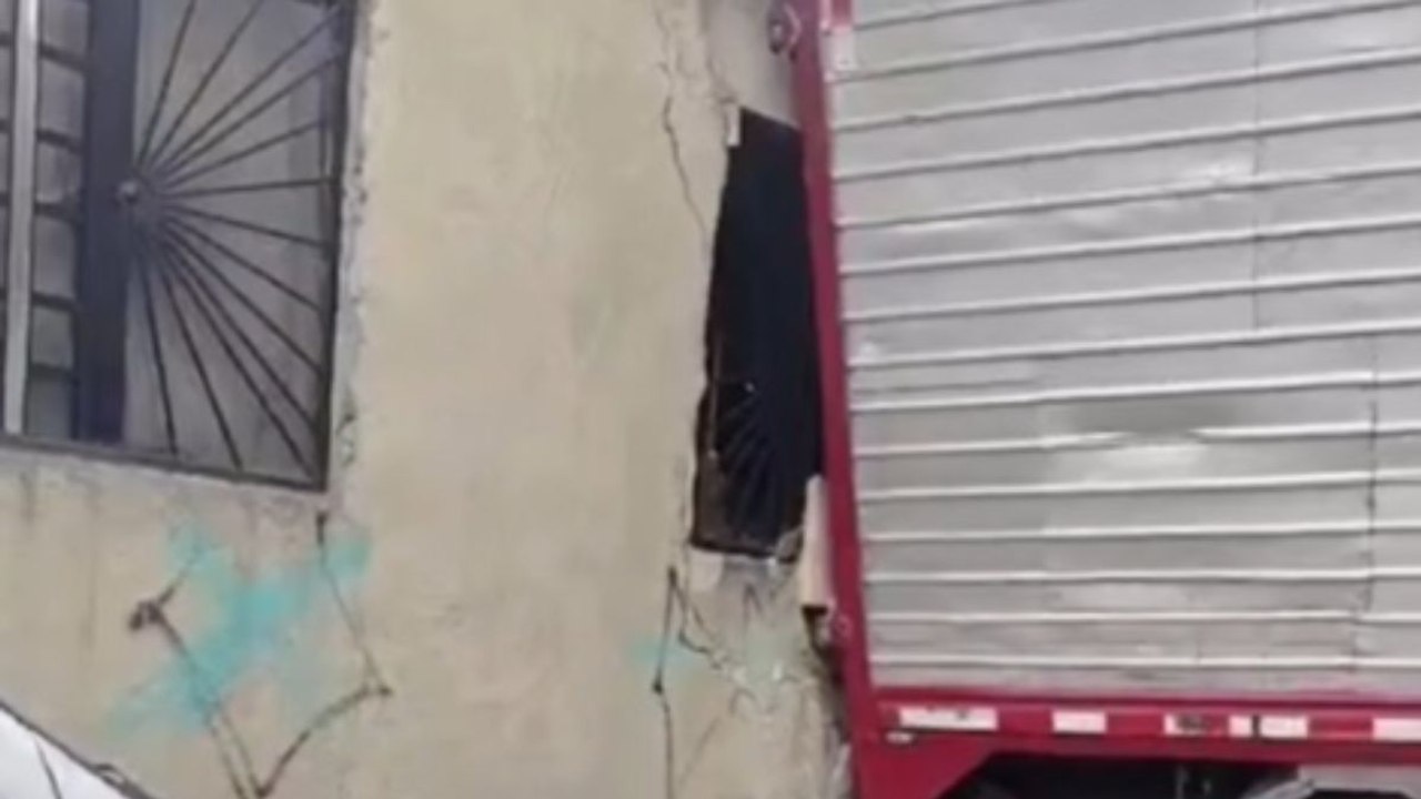 Impactante accidente de un camión contra una vivienda en el sur de Bogotá