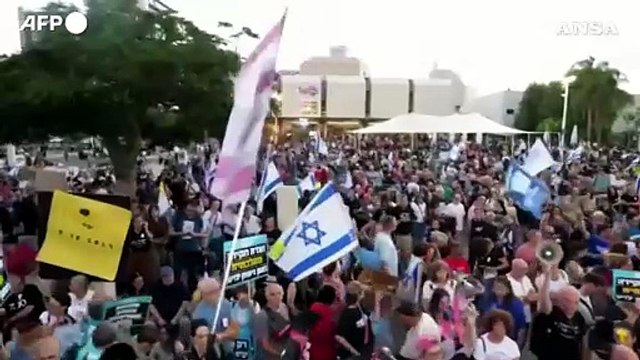 Mille giorni dal 7 ottobre, folla con cartelli e bandiere israeliane a Tel Aviv
