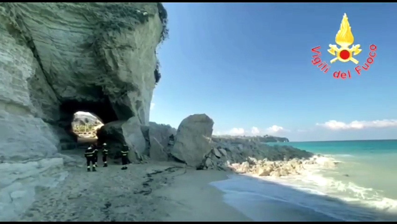 VIDEO | A Tropea crolla una parte del costone a picco sul mare: i massi finiscono sulla spiaggia