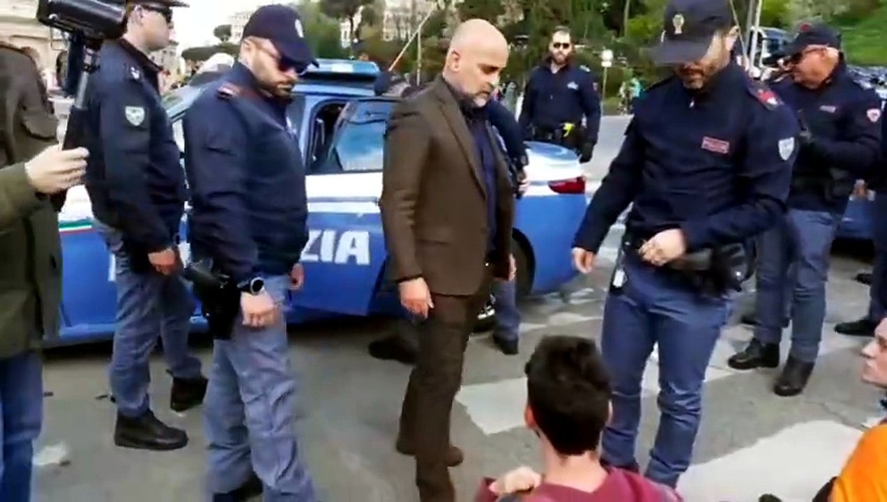 Ultima Generazione blocca il traffico al Colosseo, attivisti trascinati via