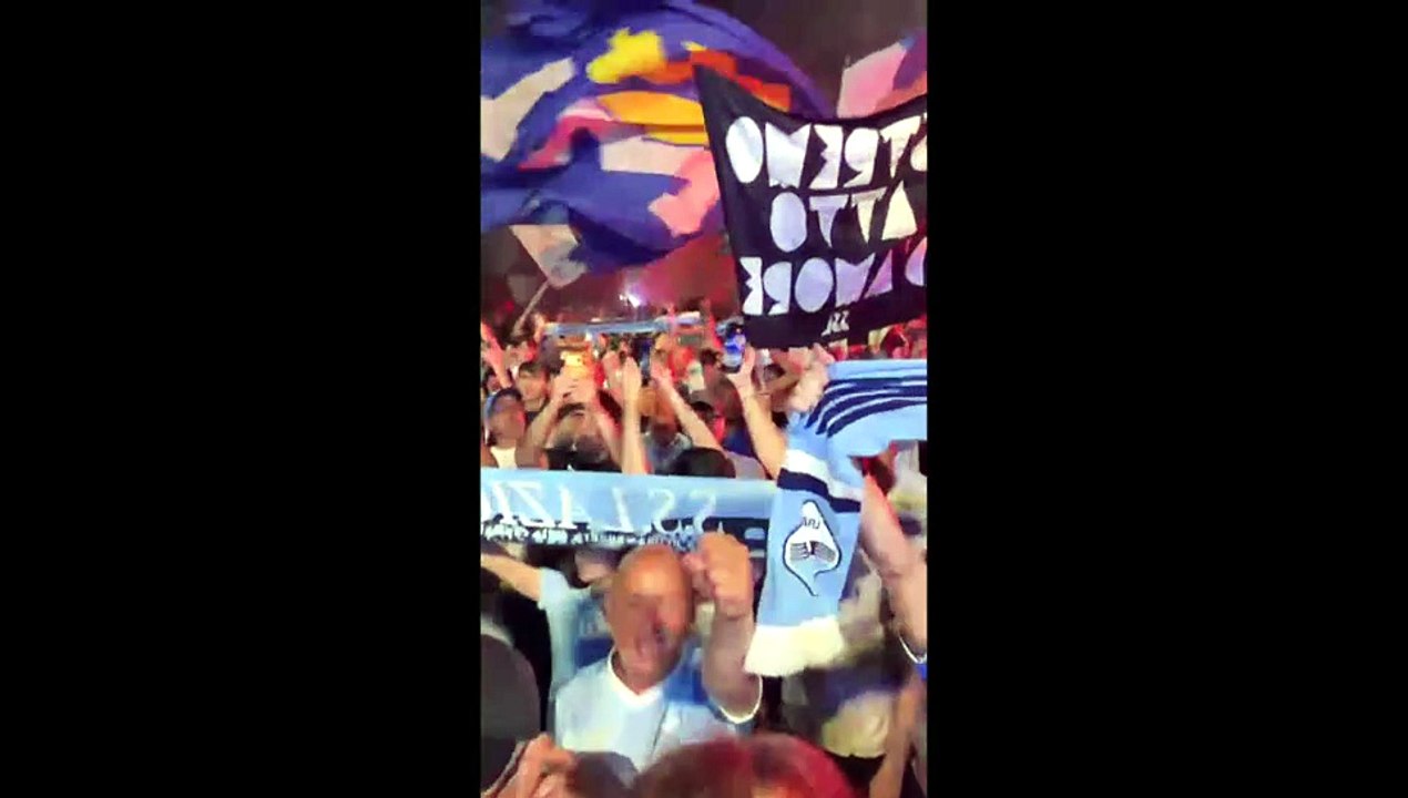 Tommaso Paradiso e Briga infiammano i tifosi della Lazio durante la festa