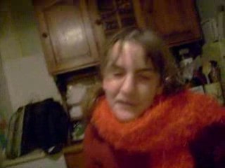 trois folle jouant à la télé