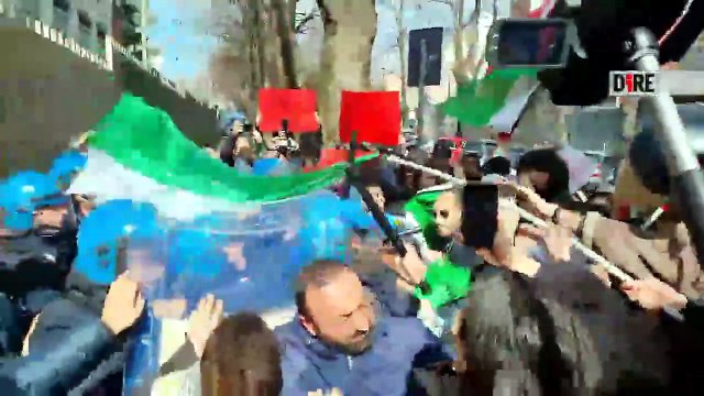 VIDEO | Scontri fuori la sede Rai di Napoli, attivisti presi a manganellate e feriti