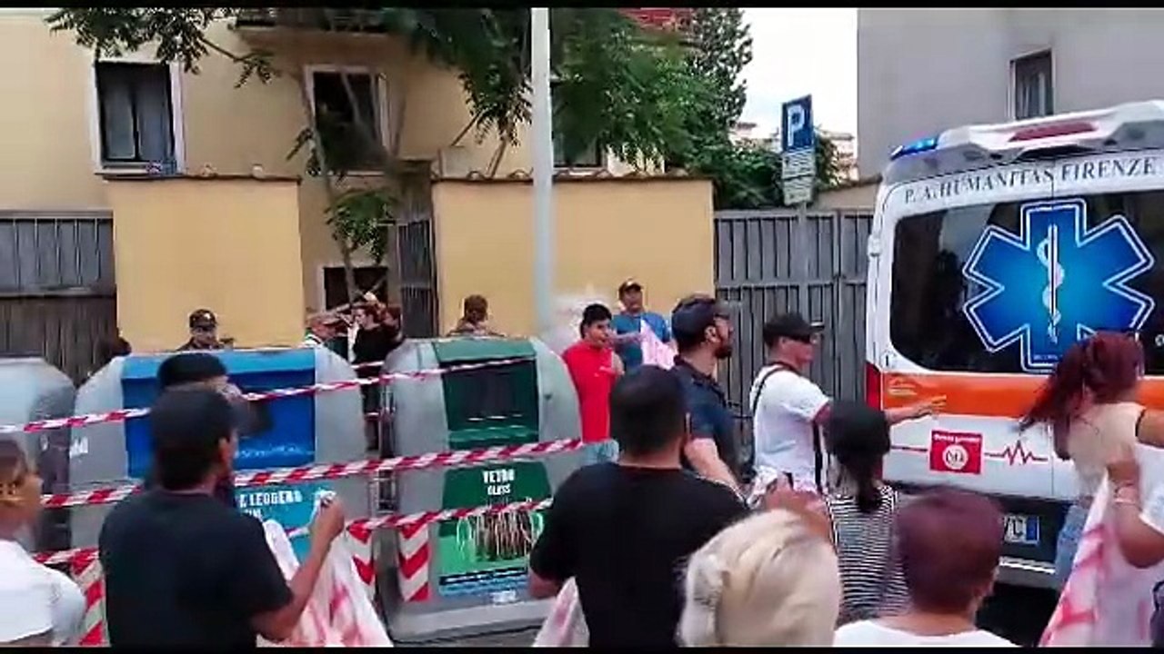 VIDEO | 'Kata' non si trova, la madre beve candeggina. Il corteo: "Liberate la bambina, portatela a casa"