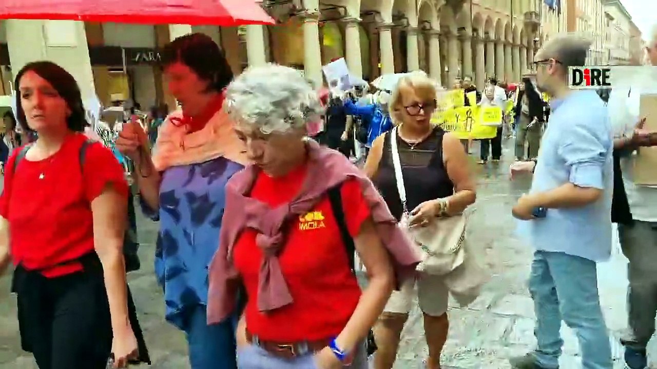 VIDEO | Bologna ricorda in piazza Mahsa Amini, arriva anche Schlein