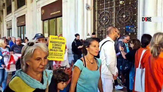'No al rigassificatore di Vado Ligure': protesta di massa dei cittadini. Toti risponde: Solo pregiudizi