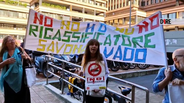 'No al rigassificatore di Vado Ligure': protesta di massa dei cittadini. Toti risponde: Solo pregiudizi