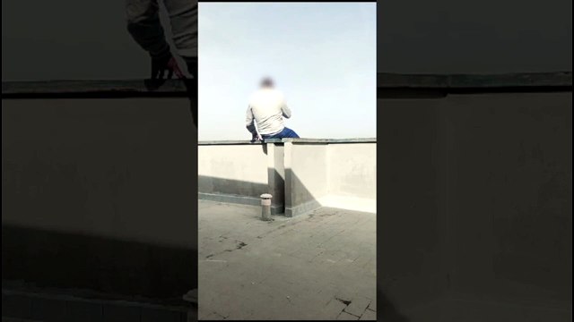 VIDEO | Minaccia di buttarsi dal palazzo del Comune: i Carabinieri lo salvano