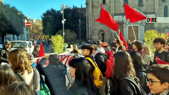 FOTO | VIDEO | Sciopero, a Bologna bruciate le foto di Meloni, Schlein e Netanyahu (e la stella di David)