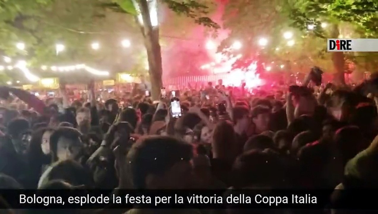 Il Bologna vince la Coppa Italia, clacson e fuochi d'artificio