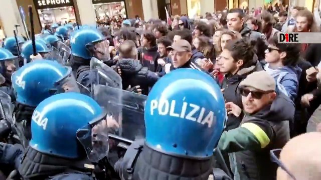 Università, a Bologna scontri tra i collettivi e la polizia durante l'inaugurazione dell'anno accademico