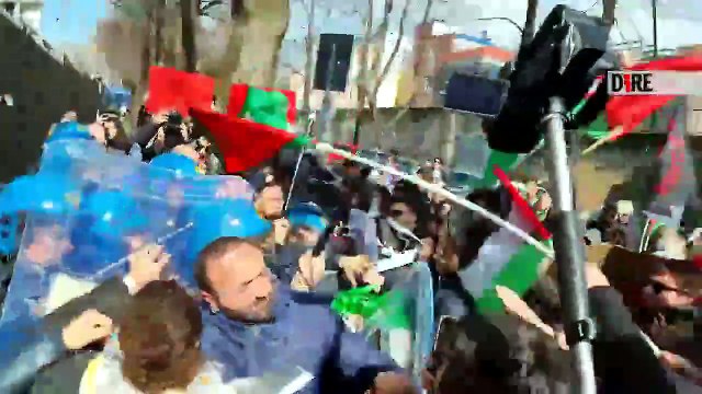 VIDEO e FOTO | Scontri davanti alla sede Rai di Napoli, attivisti presi a manganellate e feriti