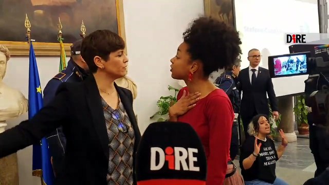 FOTO | VIDEO | 8 marzo, mimose rosso sangue: in Campidoglio la protesta delle ragazze