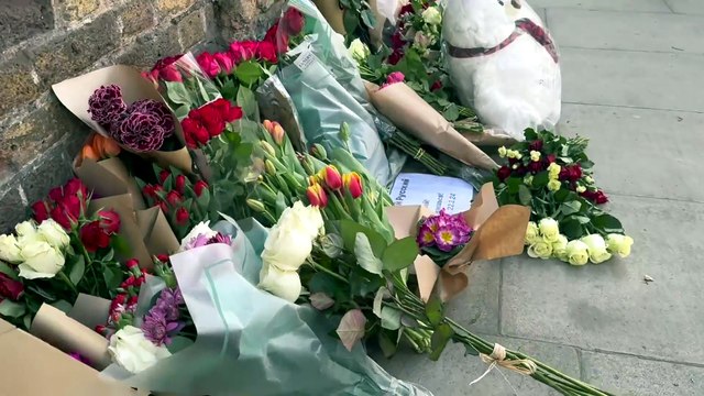 Attentato a Mosca, nastri neri e bandiere a mezz'asta per le vittime