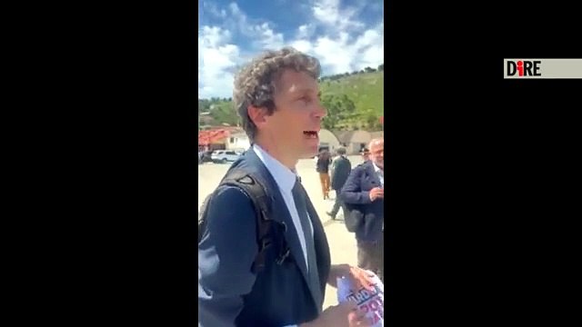 VIDEO | Magi (Più Europa) bloccato dopo la protesta per l'hotspot in Albania, poi il battibecco con Meloni