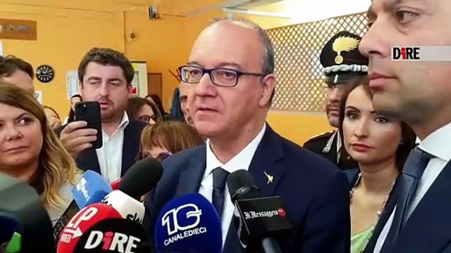 VIDEO | Valditara: Due anni di galera per i genitori che non mandano i figli a scuola