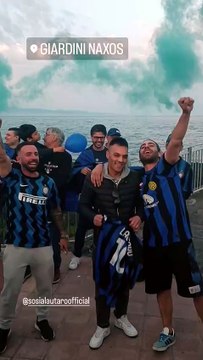 VIDEO | Lautaro Martinez 'di Sicilia' festeggia lo scudetto ai giardini Naxos: tutti pazzi per il Toro catanese