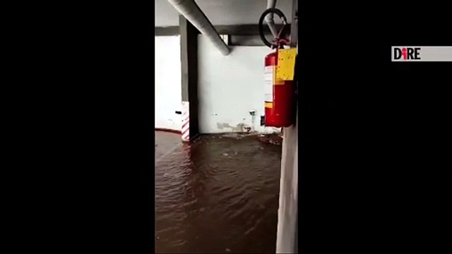 VIDEO | Falla nella rete idrica, fiume d'acqua a Roma Sud invade strada e marciapiede