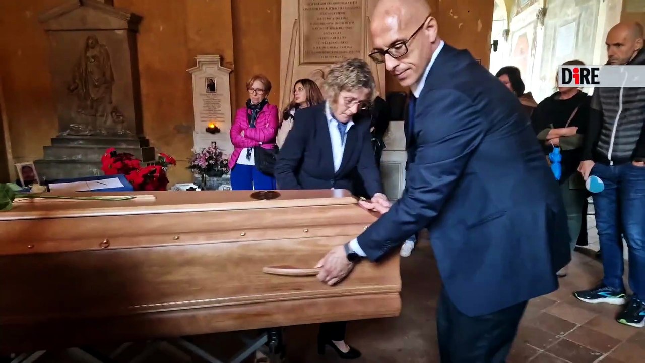 VIDEO | In tanti a Bologna per l'addio a Simone Farinelli, l'ultimo bacio del fratello