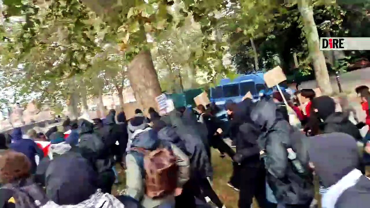 Bologna, scontri tra collettivi e forze dell'ordine alla manifestazione contro Casapound. Piantedosi: "Vergogna per gli attacchi, la politica prenda le distanze"