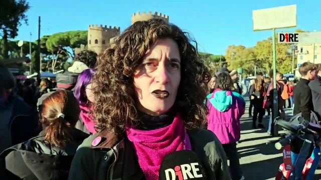 VIDEO | 'Disarmiamo il patriarcato': migliaia di donne al corteo 'Non Una Di Meno'. Bruciata la foto di Valditara