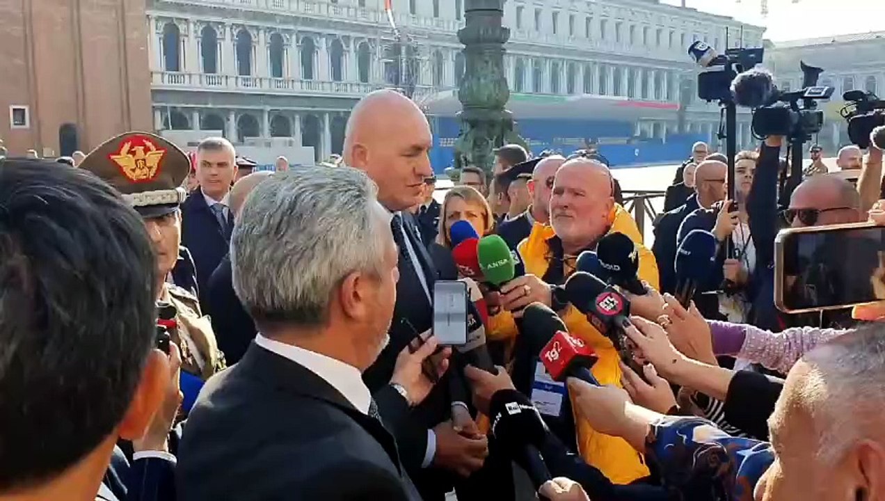 Giornata delle Forze Armate: frecce tricolori e paracadutisti sui cieli di Venezia