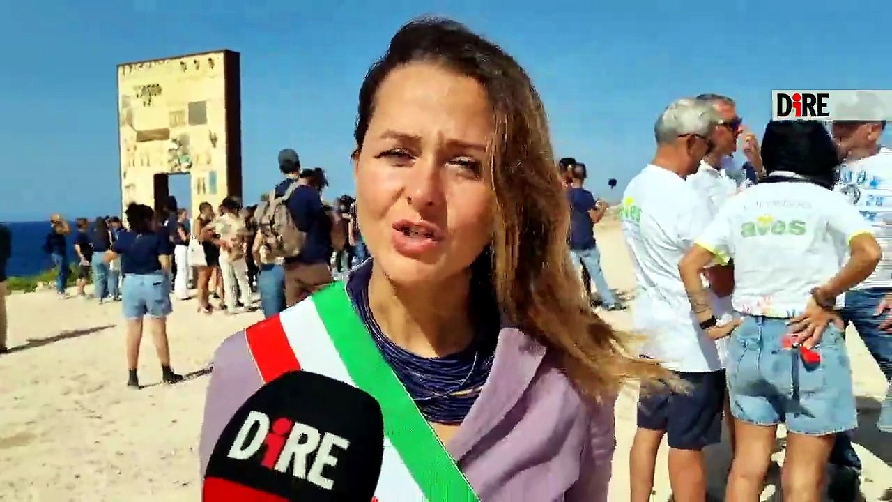 FOTO | VIDEO | A Lampedusa il mare si riempie di fiori per ricordare la strage dei 368 migranti