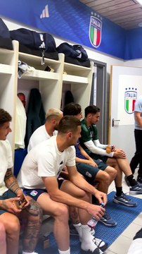 VIDEO | Euro 2024, Rocco Hunt fa visita alla Nazionale e canta negli spogliatori per i giocatori