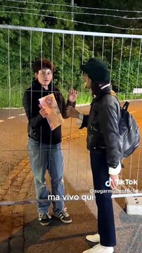 Eurovision, a Basilea Lucio Corsi incontra un fan che lo aspettava da 6 ore