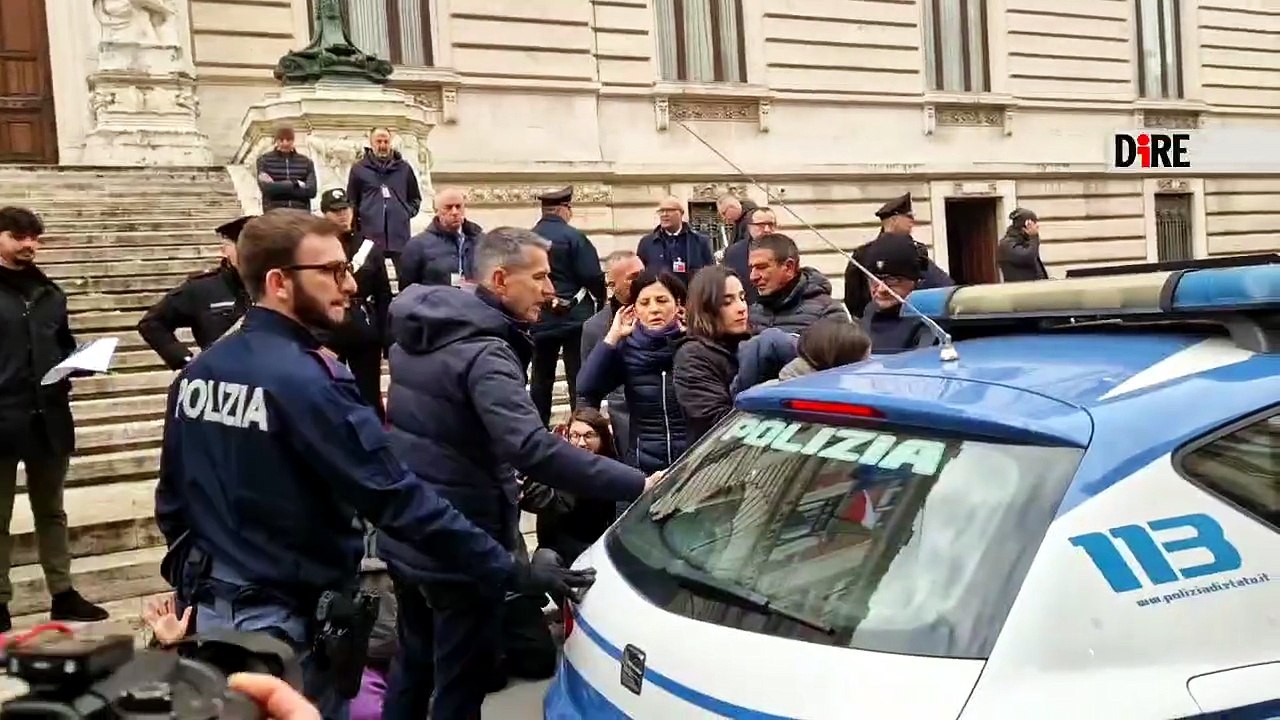 Flash Mob di Ultima Generazione a Montecitorio