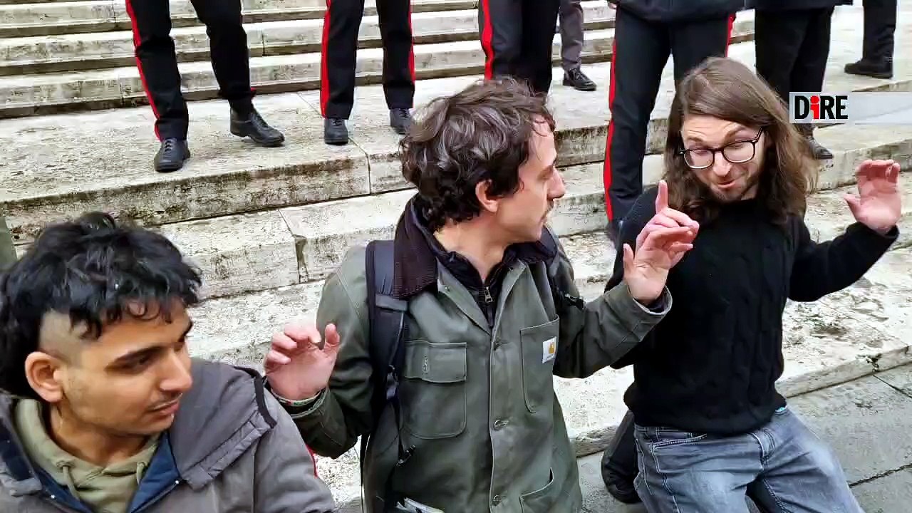 Flash Mob di Ultima Generazione a Montecitorio: verdura marcia sul Parlamento