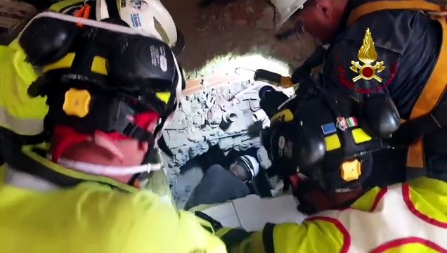 I Vigili del Fuoco italiani salvano madre e tre figli da edificio crollato per il terremoto in Venezuela
