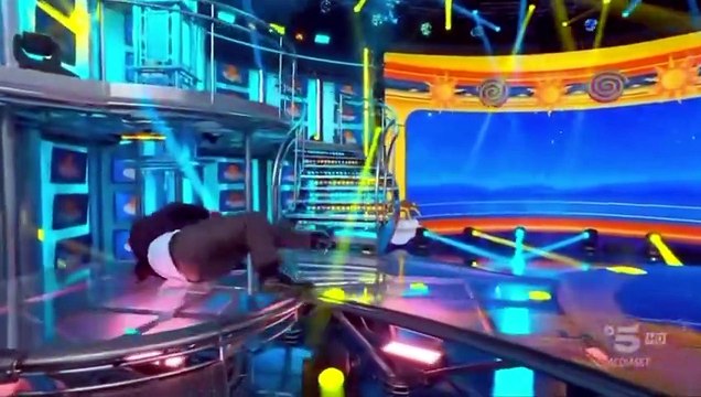 Un ingresso alla grande , Gerry Scotti cade dalle scale a Striscia la notizia
