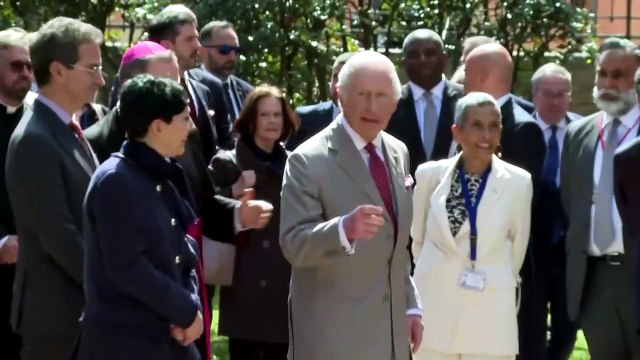 Reali sul balcone acclamati a Ravenna e Camilla fa la sfoglia
