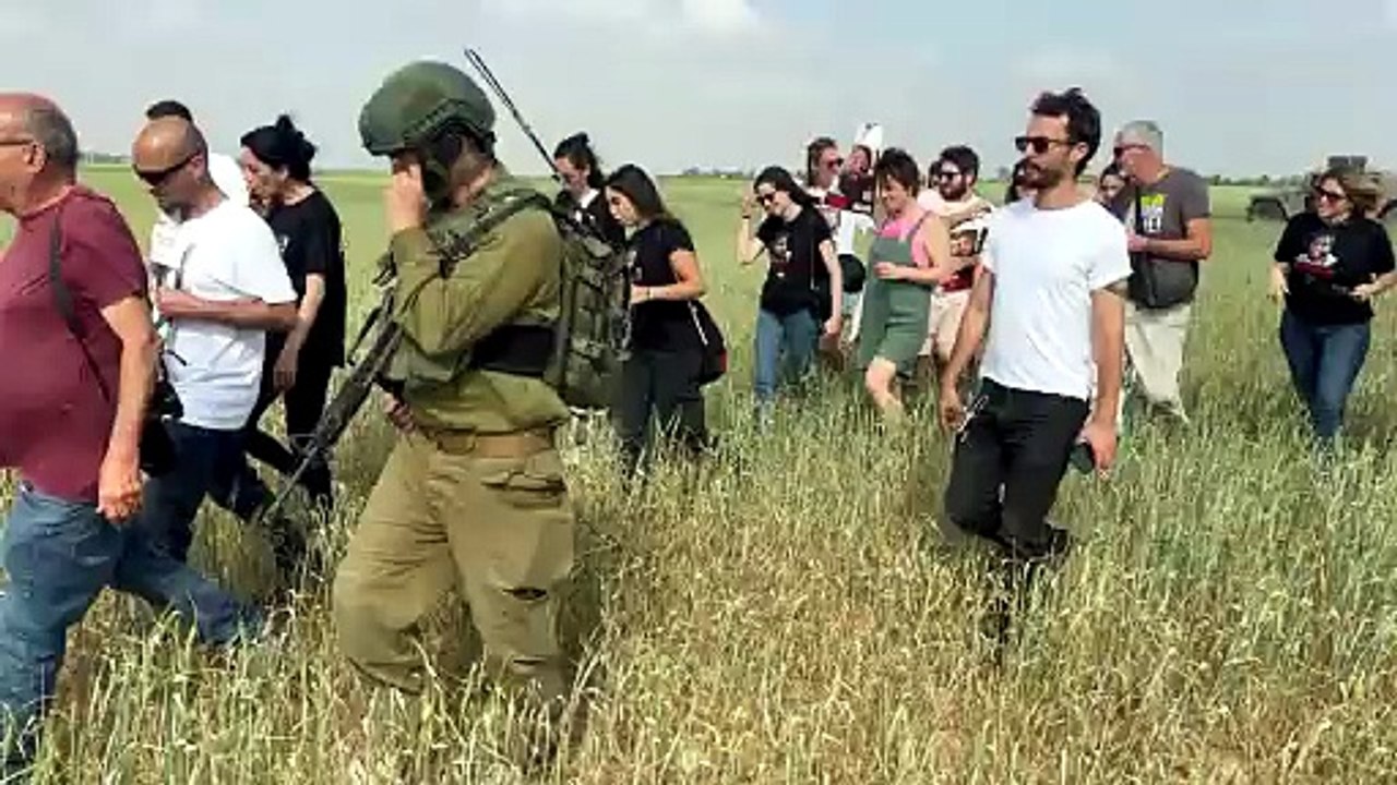 Una madre israeliana in cammino verso Gaza accusa Netanyahu